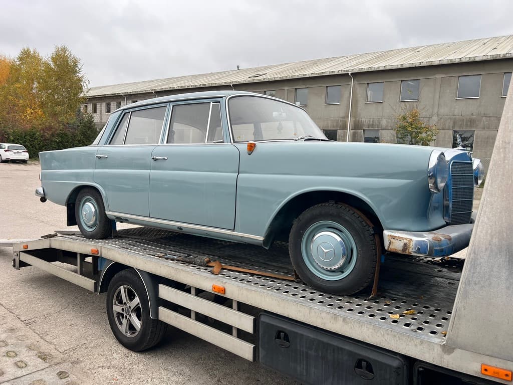 Transport auta zabytkowego na lawecie HELP-CAR
