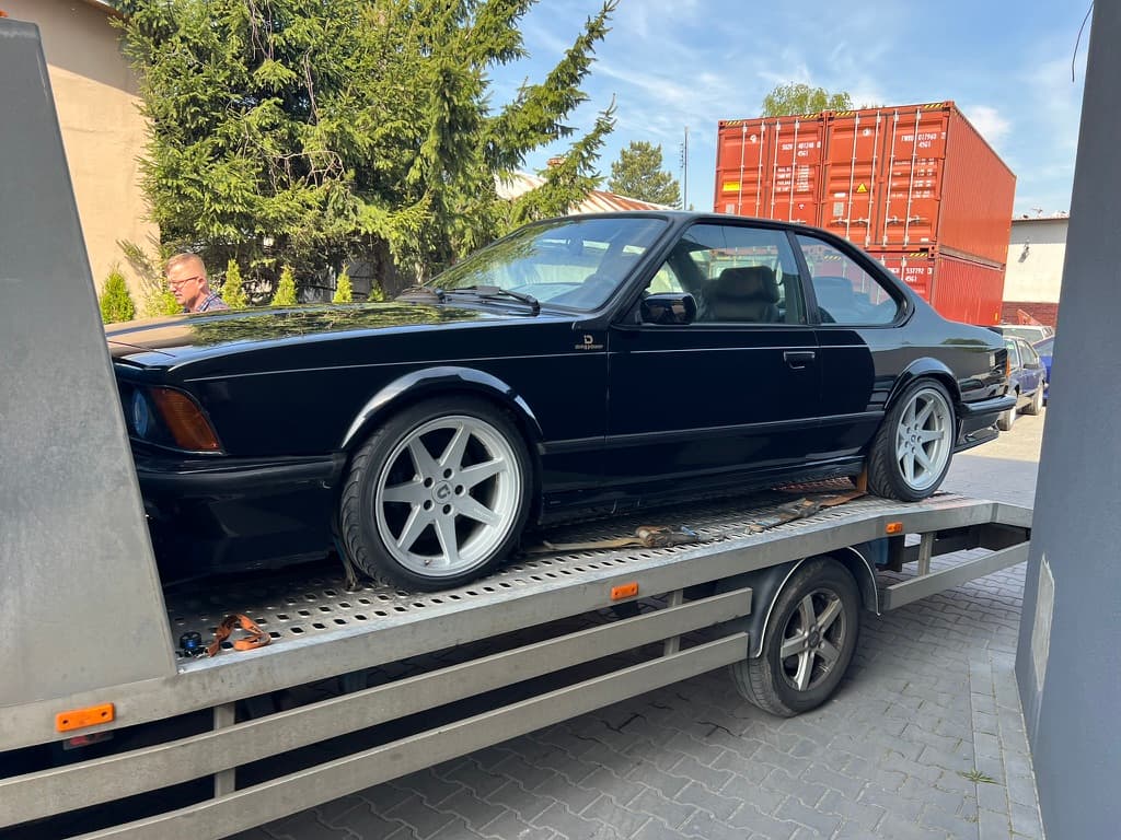 Transport auta zabytkowego na lawecie HELP-CAR