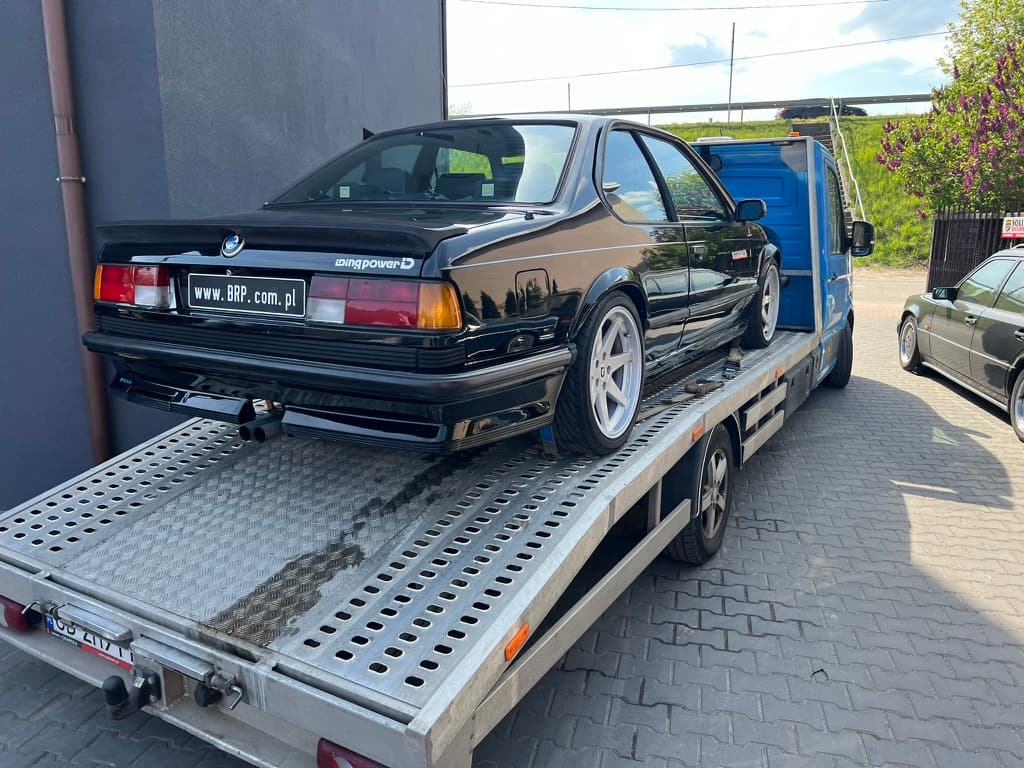 Transport auta zabytkowego na lawecie HELP-CAR