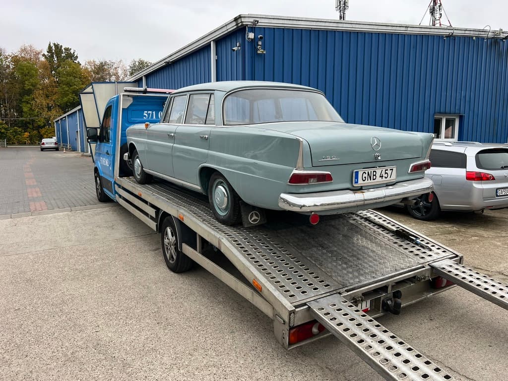 Transport auta zabytkowego na lawecie HELP-CAR