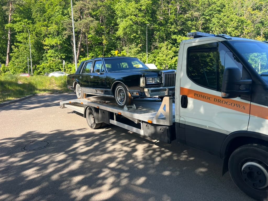 Transport auta zabytkowego na lawecie HELP-CAR