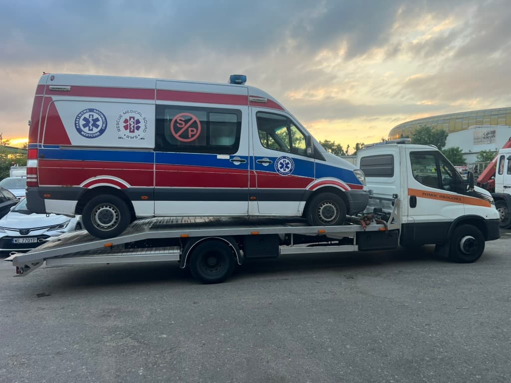 Transport pojazdu specjalnego na lawecie HELP-CAR