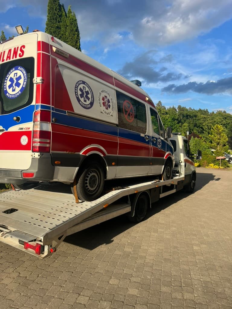 Transport pojazdu specjalnego na lawecie HELP-CAR