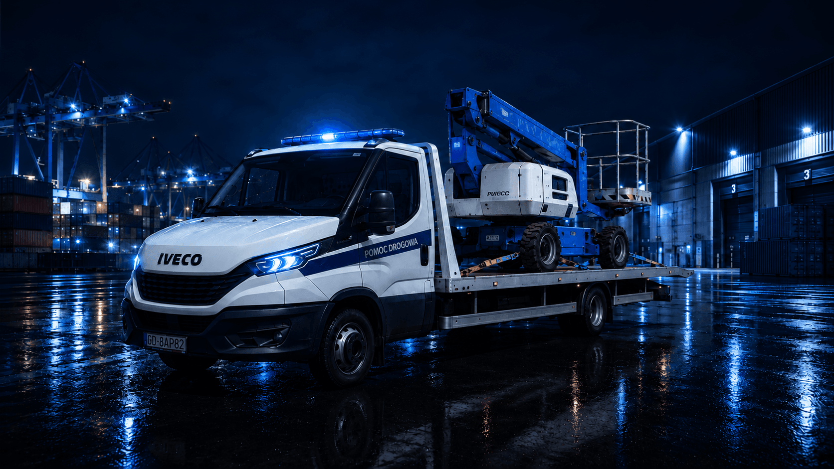 Biały samochód HELP-CAR przewożący kompaktowy podnośnik na platformie na terenie portowym.